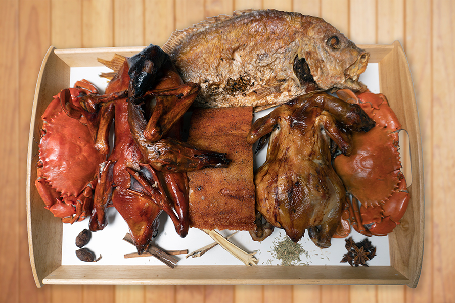 Five joint combo consist of Rost Duck, Roast Chicken, Rost Pork, Fish & 2 Crab. Usually use for praying.